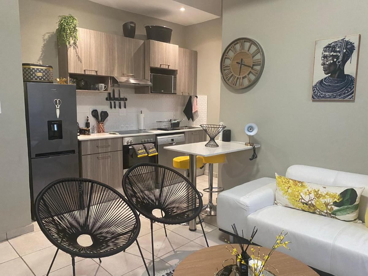 Lovely Rosebank 1-Bedroom Condo With Pool & Cinema Johannesburg Esterno foto