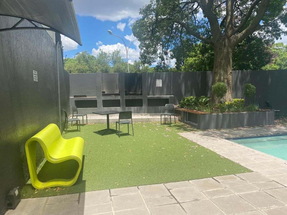 Lovely Rosebank 1-Bedroom Condo With Pool & Cinema Johannesburg Esterno foto