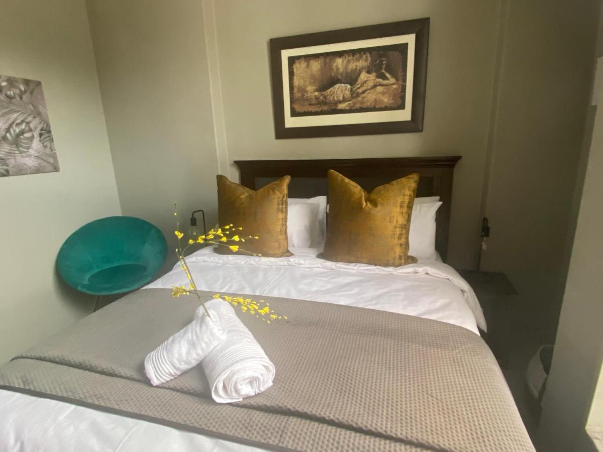 Lovely Rosebank 1-Bedroom Condo With Pool & Cinema Johannesburg Esterno foto