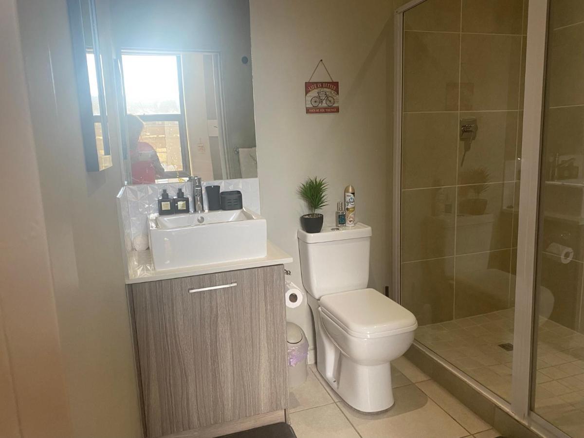 Lovely Rosebank 1-Bedroom Condo With Pool & Cinema Johannesburg Esterno foto