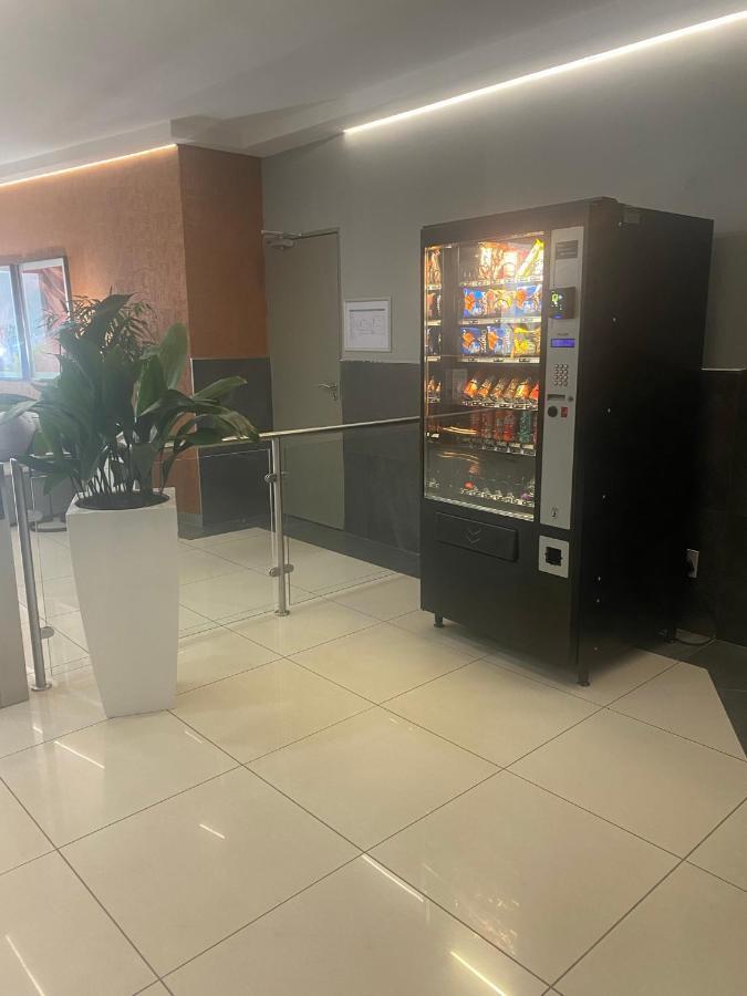 Lovely Rosebank 1-Bedroom Condo With Pool & Cinema Johannesburg Esterno foto