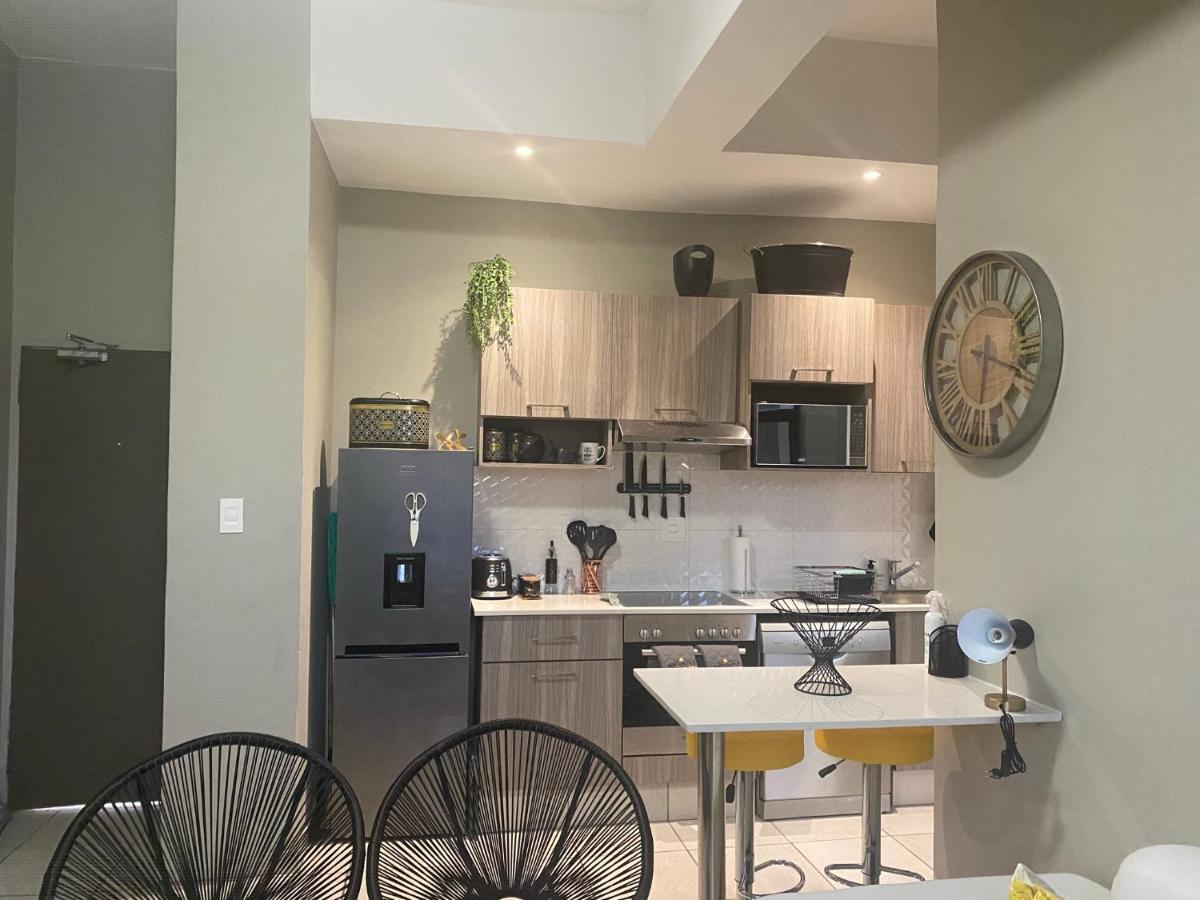 Lovely Rosebank 1-Bedroom Condo With Pool & Cinema Johannesburg Esterno foto